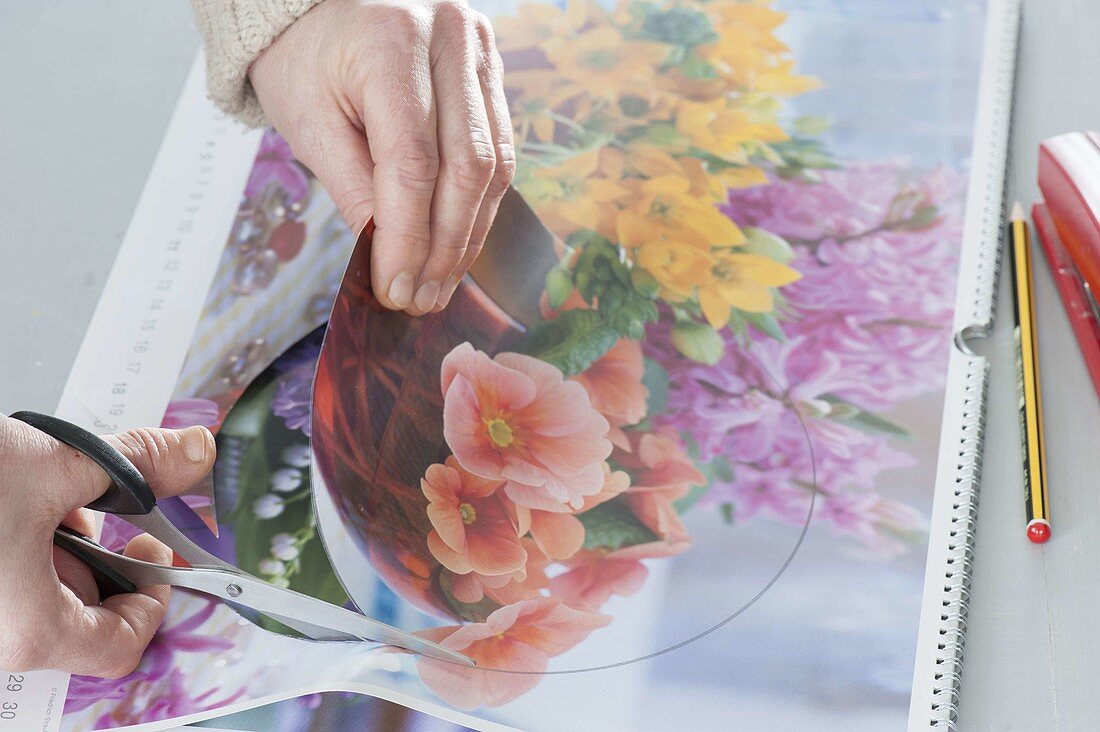 Make your own hyacinth hats from calendar leaves