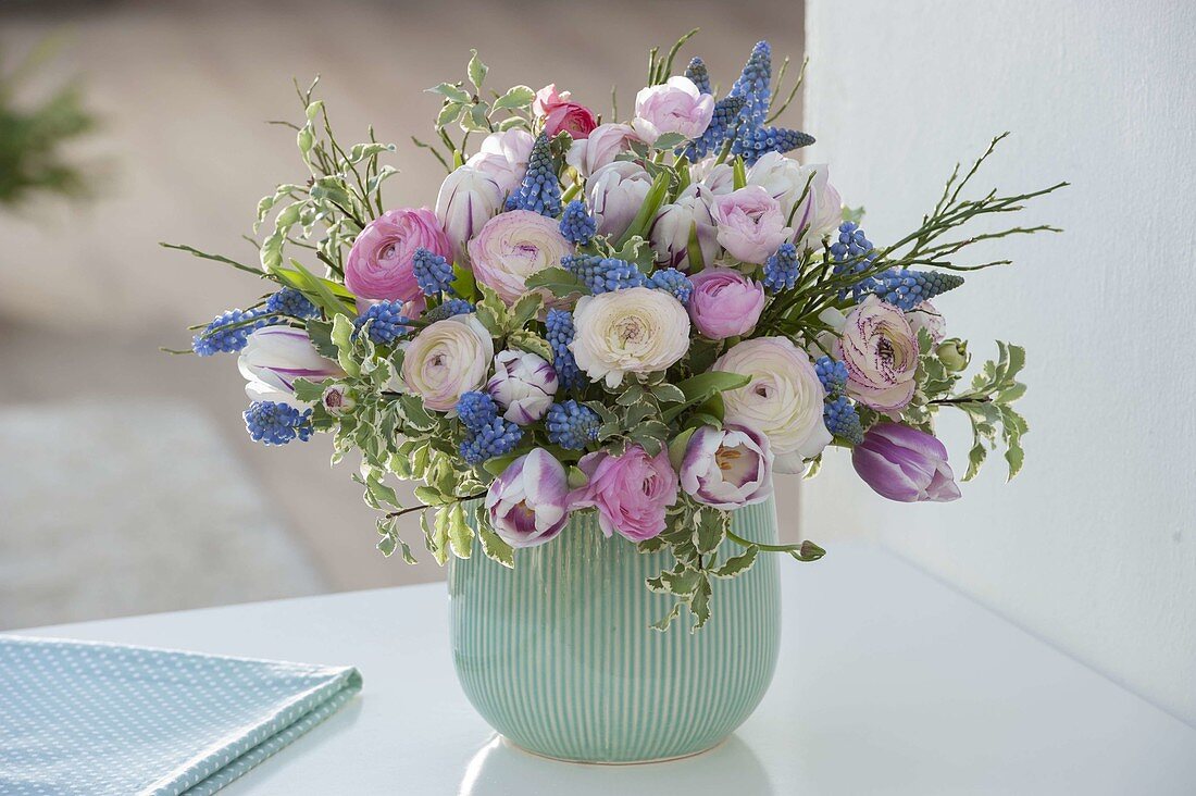 Strauss aus Ranunculus (Ranunkeln), Tulipa (Tulpen), Muscari