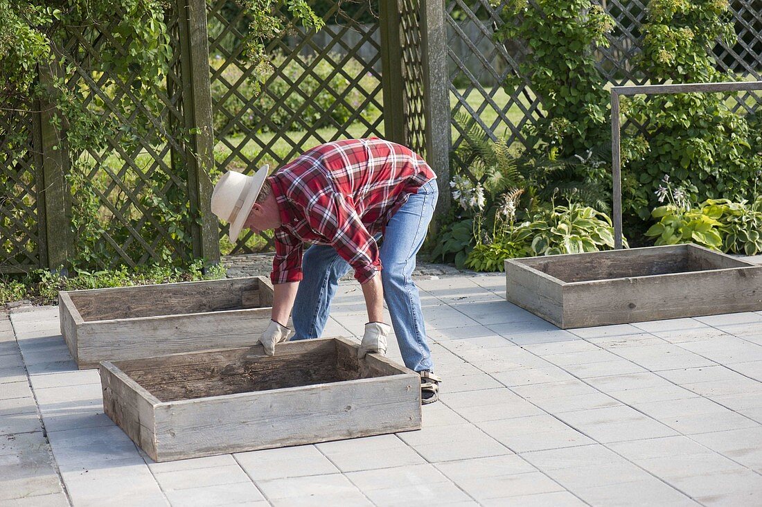 Square beds, build Square Garden on concrete pavement