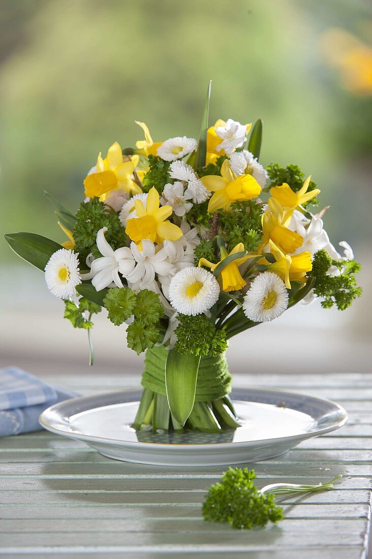 Kleiner Stehstrauss aus Narcissus 'Tete a Tete' (Narzissen), Hyacinthus