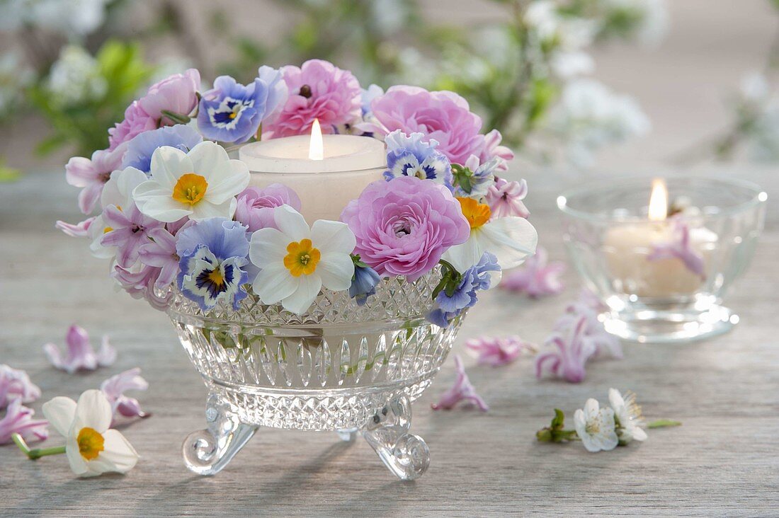 Kleines Windlicht mit Kranz aus pastelligen Blüten : Ranunculus (Ranunkel)