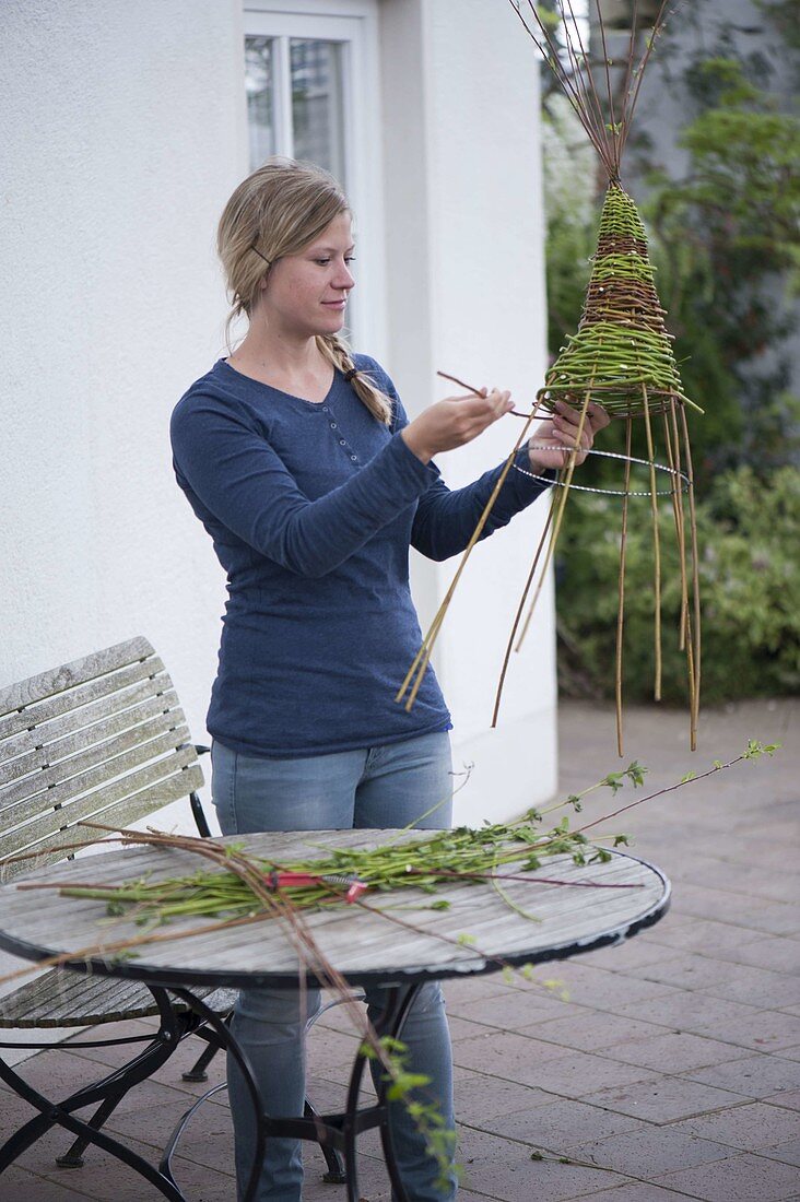 Korbampel aus verschiedenen Zweigen flechten