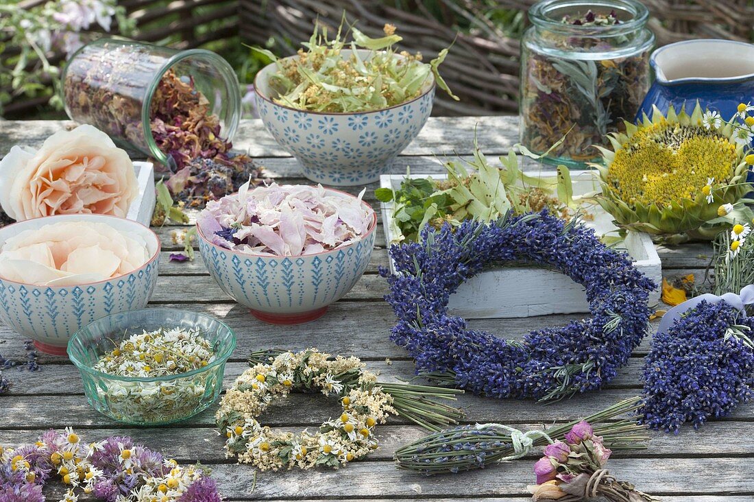 Kräutertisch: Rosa (Rosen-Blüten), Lavendel (Lavandula) Kranz