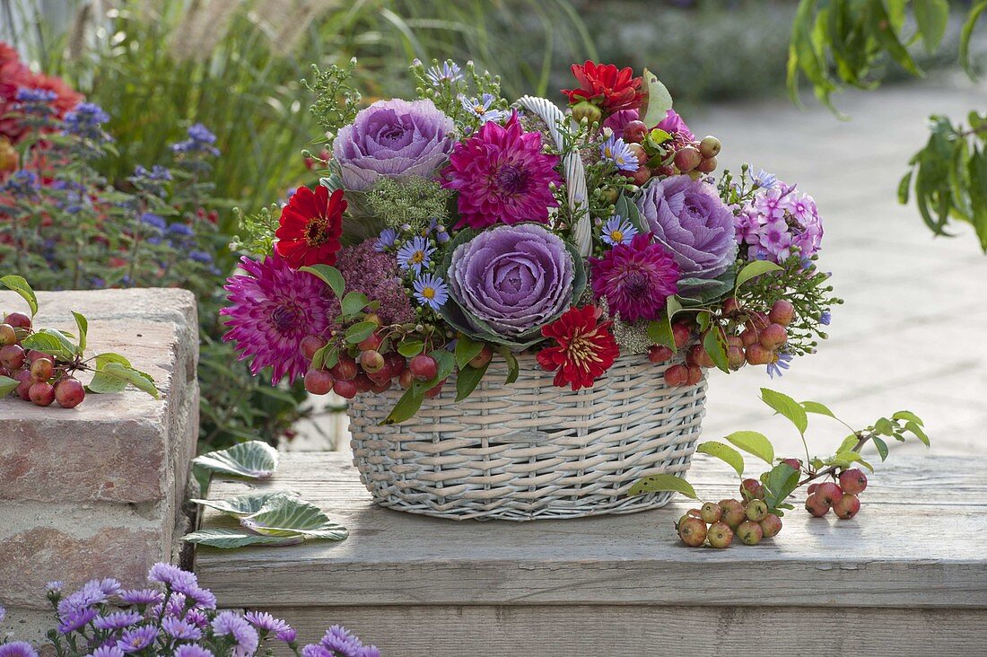 Gesteck im Henkelkorb: Brassica (Zierkohl), Dahlia (Dahlien), Zinnia