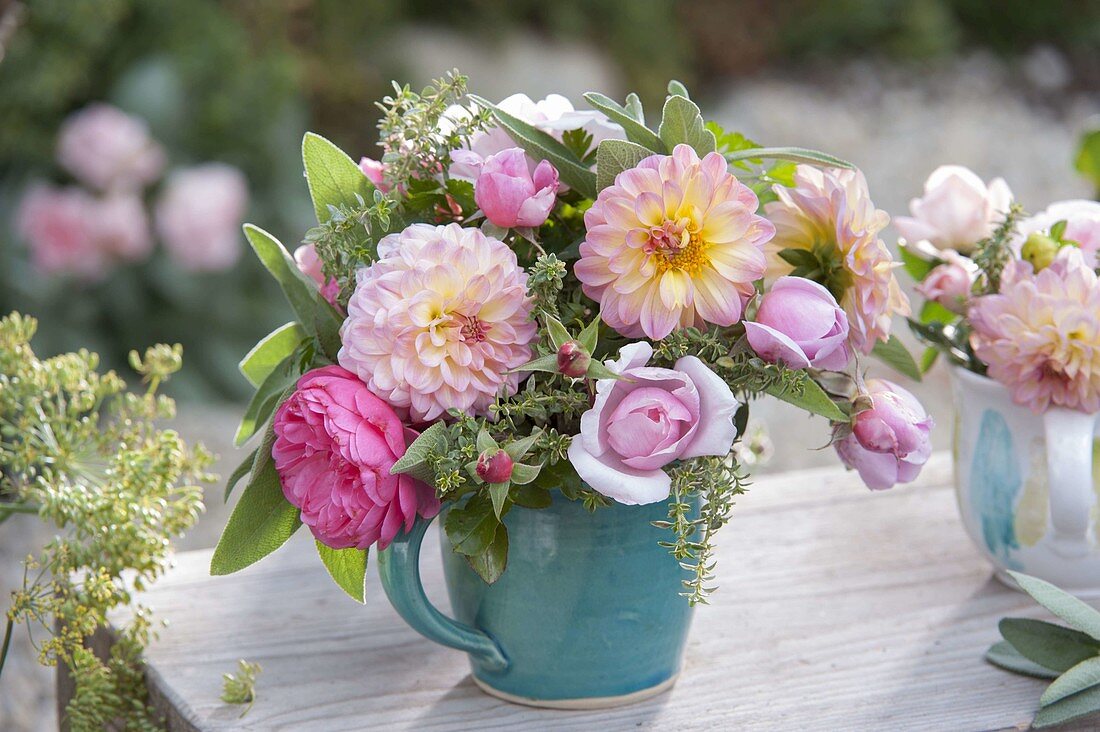 Kleiner Strauss aus Dahlia (Dahlien), Rosa (Rosen), Salbei (Salvia)