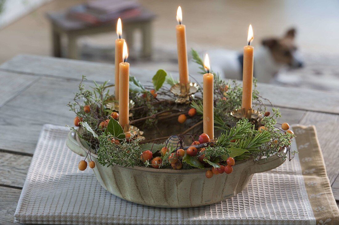 Herbstkranz mit gelben Kerzen in Omas Backform