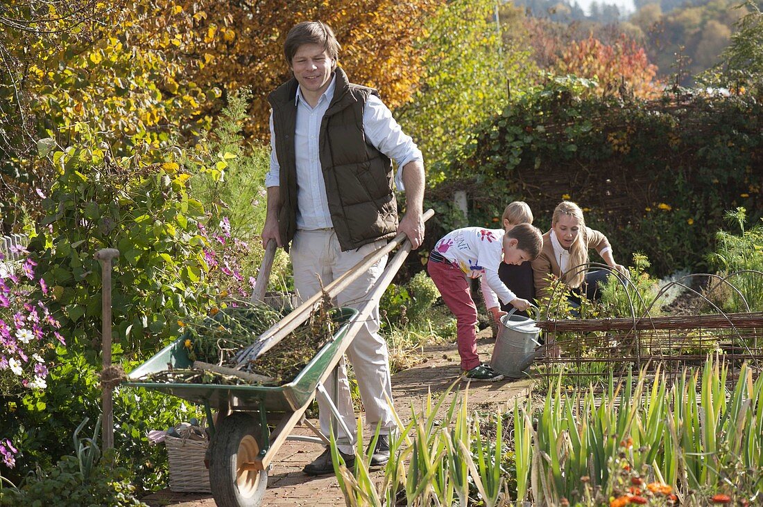 Autumn work with the whole family in the organic garden