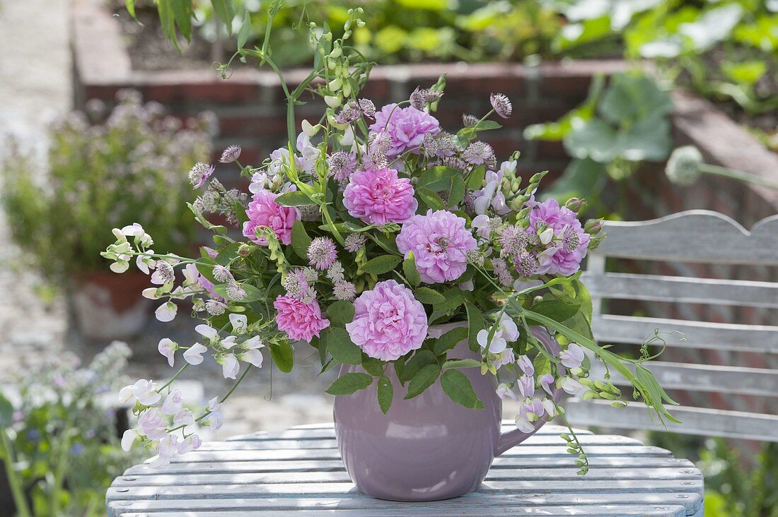 Romantic bouquet with pink (rose), Lathyrus latifolius