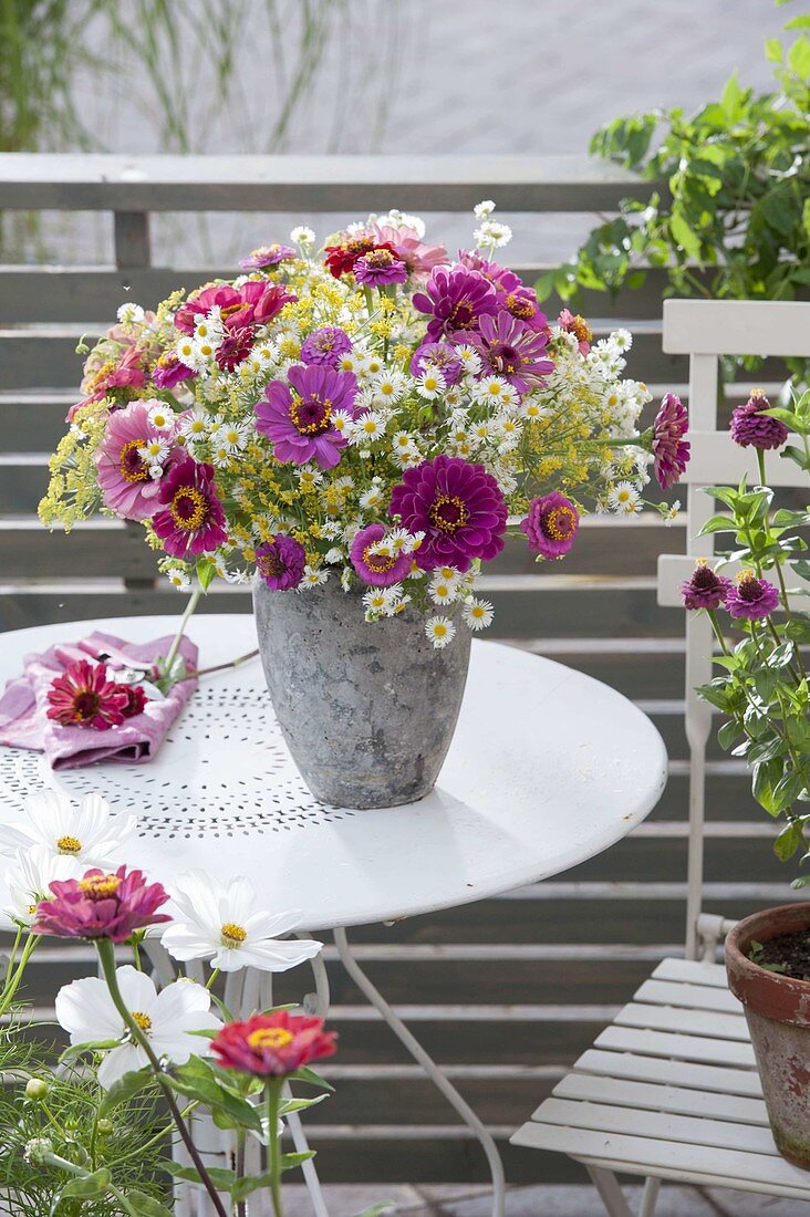 Summer bouquet with Zinnia (Zinnia), fennel flowers (Foeniculum)