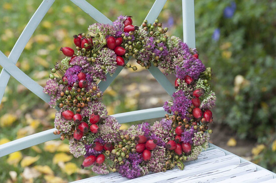 Herbst-Kränzchen mit Sedum (Fetthenne) und Hagebutten (Rosa)