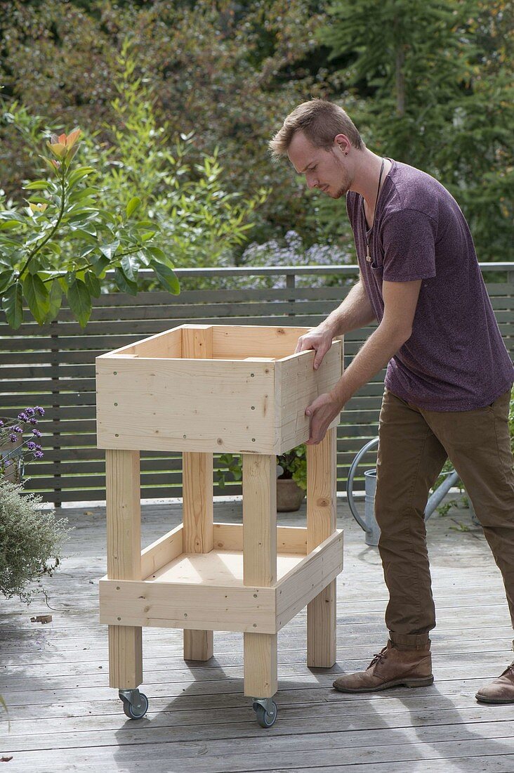 Build rollable raised bed on balcony yourself and plant with herbs