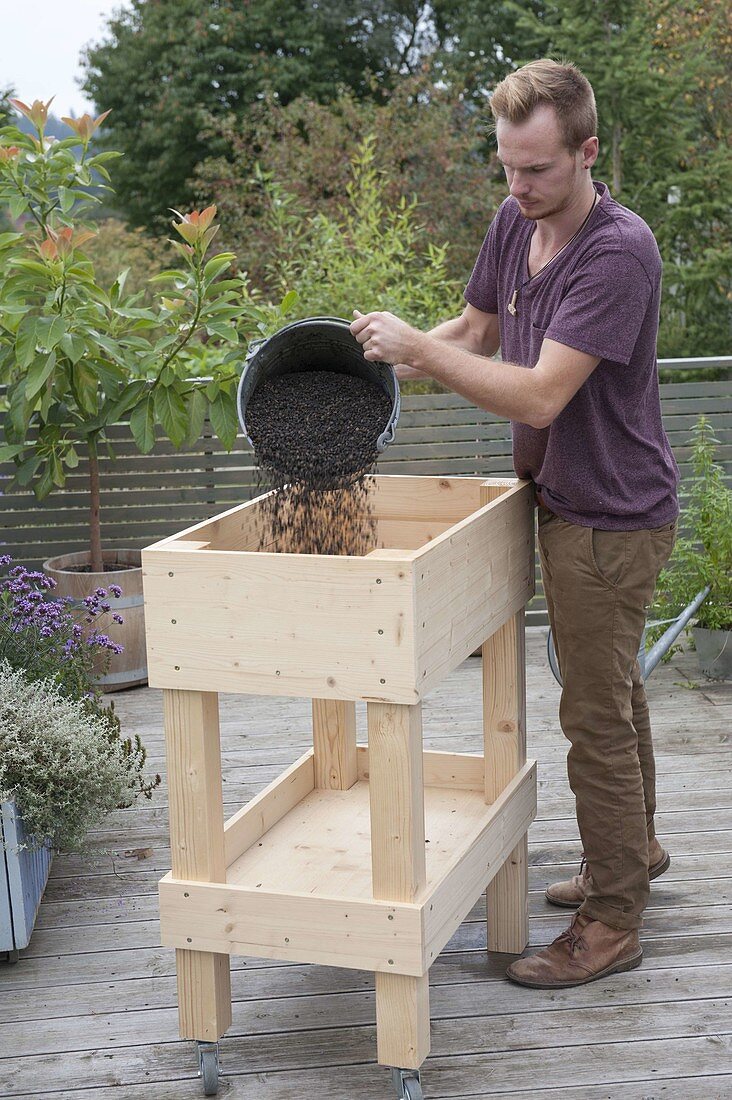 Build rollable raised bed on balcony yourself and plant with herbs