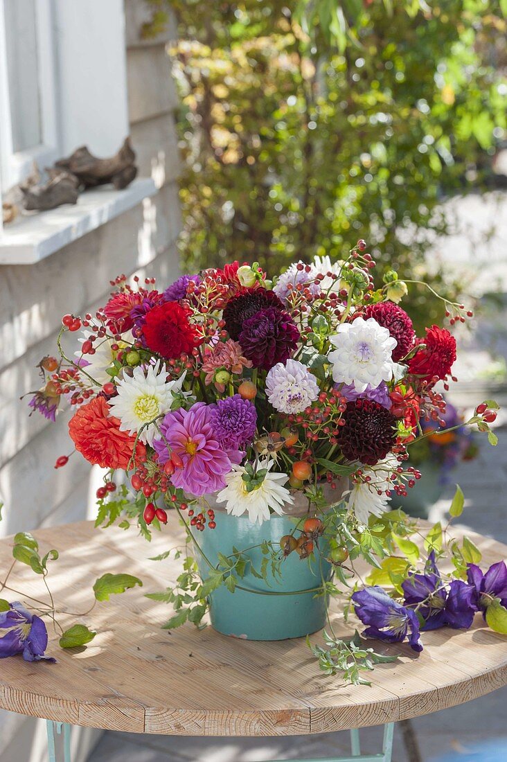 Strauss aus gemischten Dahlia (Dahlien) und Rosa (Hagebutten)