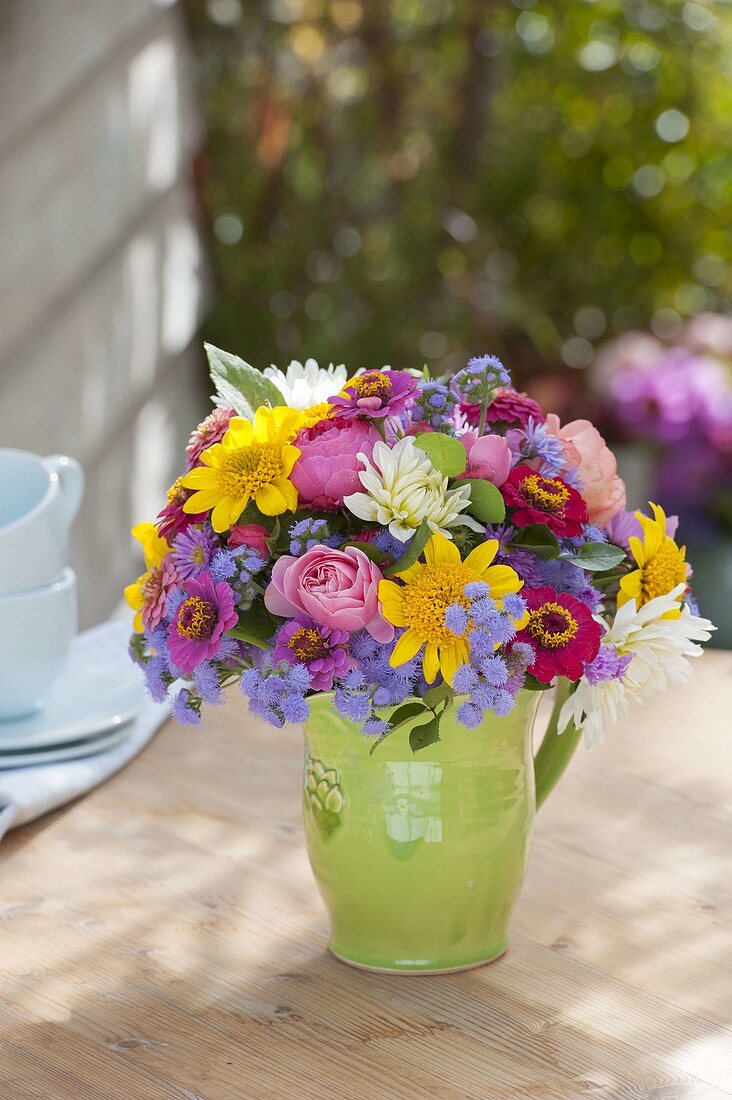 Bunter Strauss aus Dahlia (Dahlien), Helianthus (Sonnenblumen), Zinnia