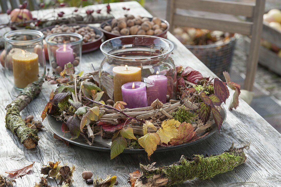 Floristische Dekorationen mit Fundstücken aus dem Herbstwald