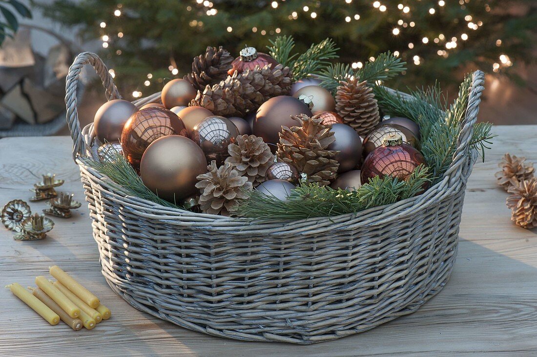 Basket with the matching tree decoration to copper brown