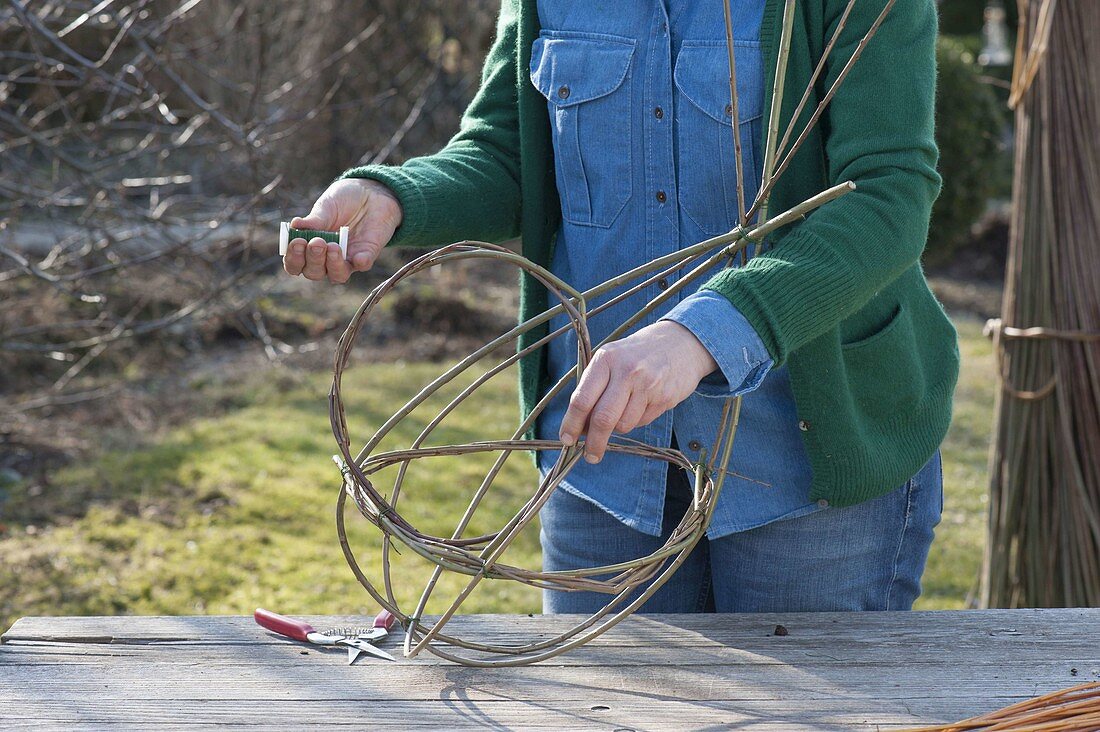 Making a globe basket as a hanging flower basket