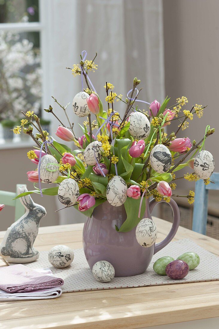 Strauss aus Cornus mas (Kornelkirsche) und Tulipa (Tulpen) in Keramik-Krug