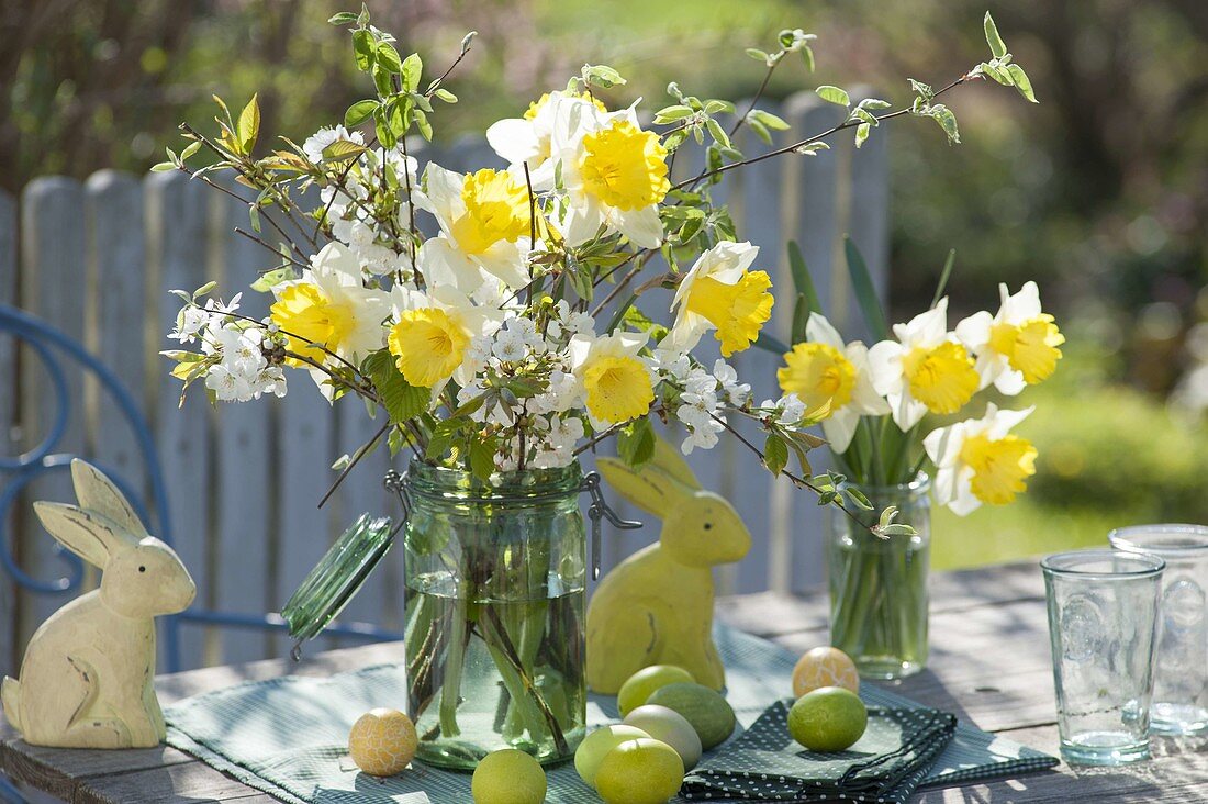 Gelb-weiße Osterstraeusse aus Narcissus (Narzissen) und Zweigen