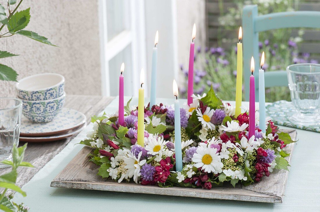 Bunter Kranz aus Leucanthemum (Margeriten), Weigelia (Weigelie)