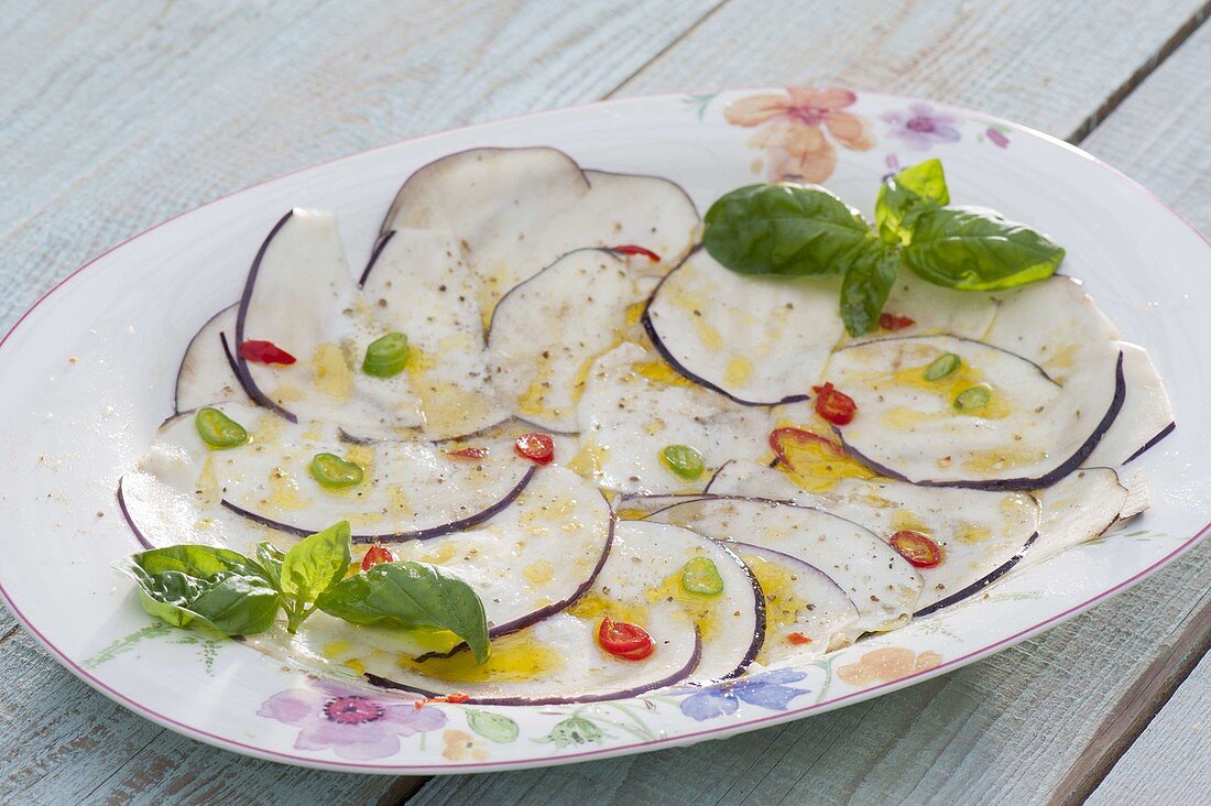 Carpaccio aus Auberginen mit Basilikum und Peperoni