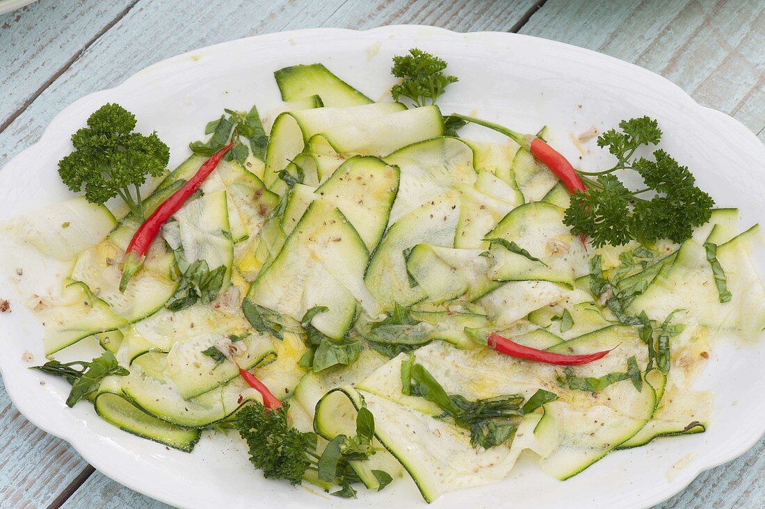 Carpaccio aus Zucchini mit Petersilie und Peperoni