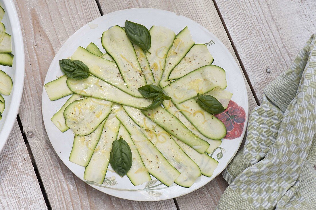 Carpaccio of courgettes with onions and basil