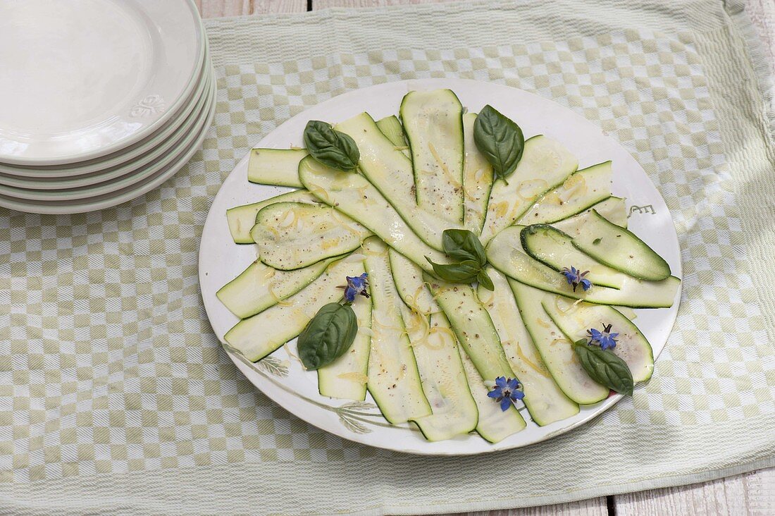 Carpaccio aus Zucchini mit Zwiebeln und Basilikum