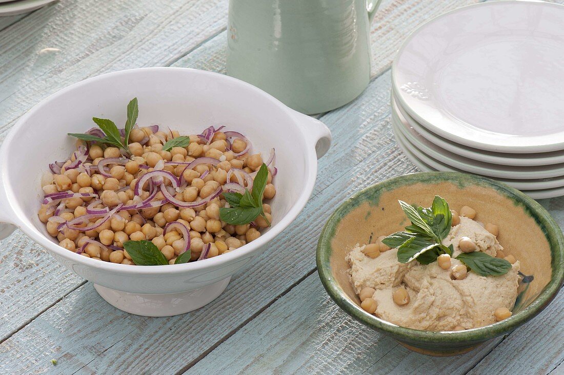 Kichererbsen-Salat mit Zwiebeln und Minze, daneben Kichererbsen-Dip