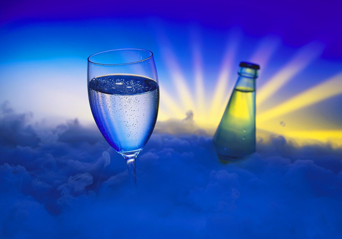 Mineralwasserglas & Flasche in blauem Rauch