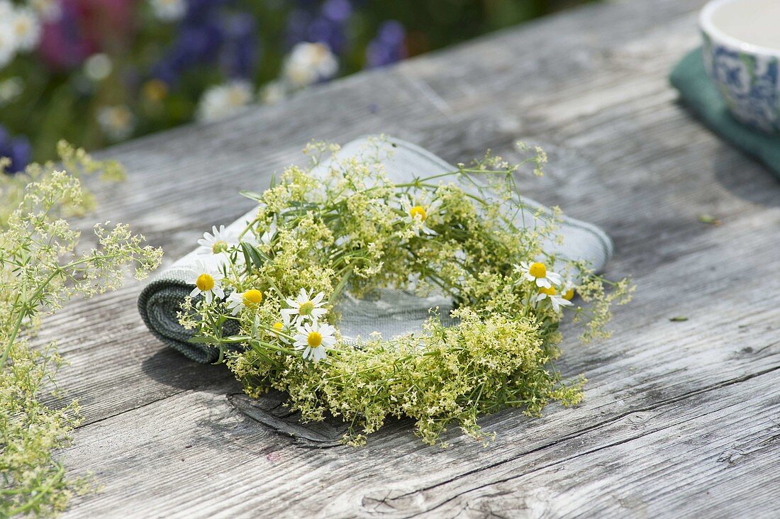 Kleiner Kranz aus Galium verum (Labkraut) und Kamille