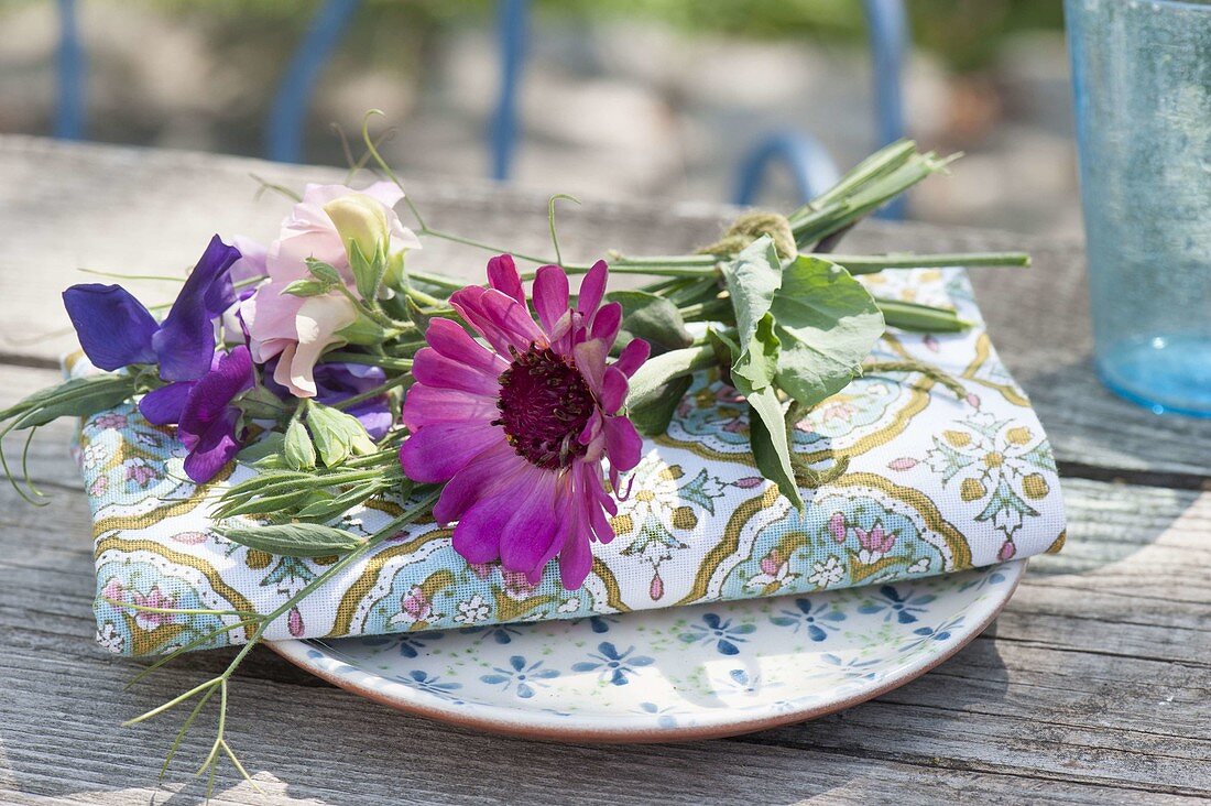 Kleiner Strauss aus Zinnia (Zinnie) und Lathyrus odoratus