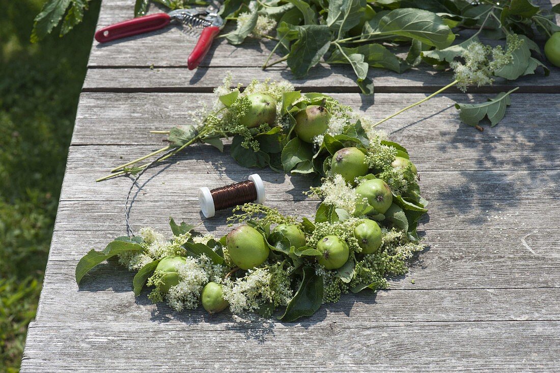 Sommerkranz aus grünen Äpfeln und Maedesuess