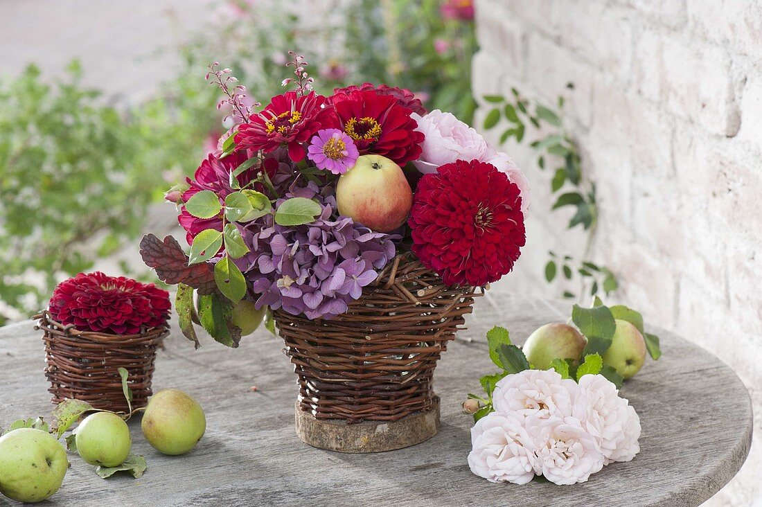 Kleiner Fruehherbststrauss aus Zinnia (Zinnien), Hydrangea (Hortensie)