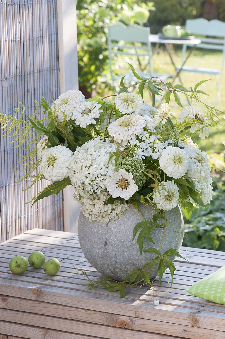 Weisser Spaetsommerstrauss aus Zinnia (Zinnien), Hydrangea