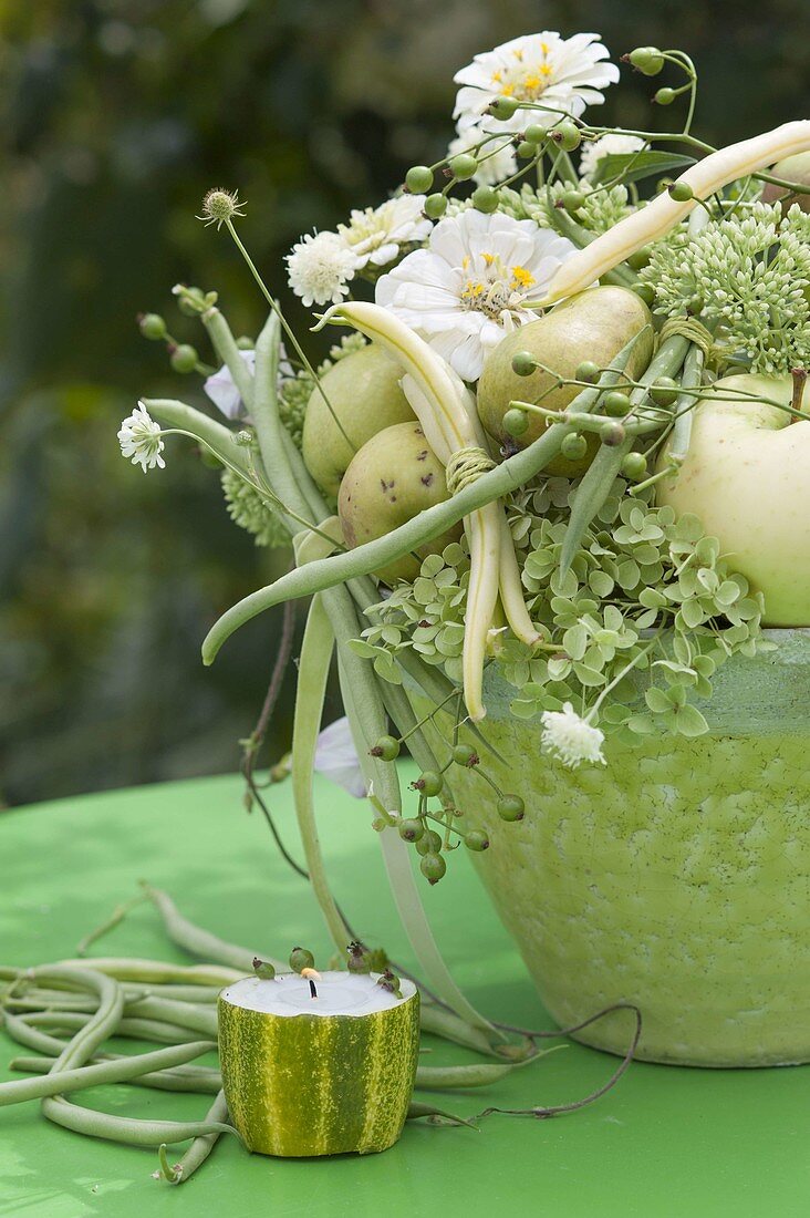 Weiß-grüner Strauss aus Sommerblumen, Früchten und Gemüse