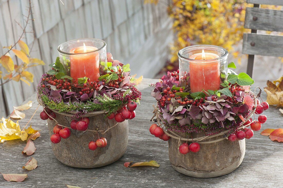 Einmachgläser als Windlichter mit Kraenzen aus Hydrangea