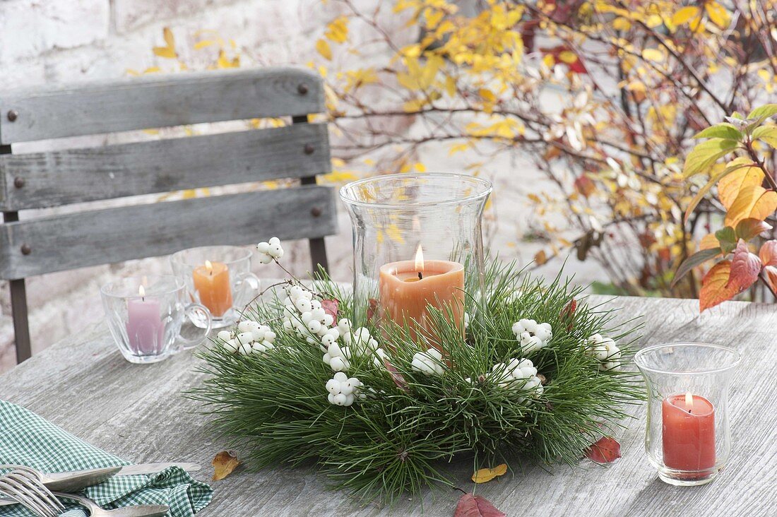 Laendlicher Kranz aus Pinus (Kiefer) und Symphoricarpos (Schneebeeren