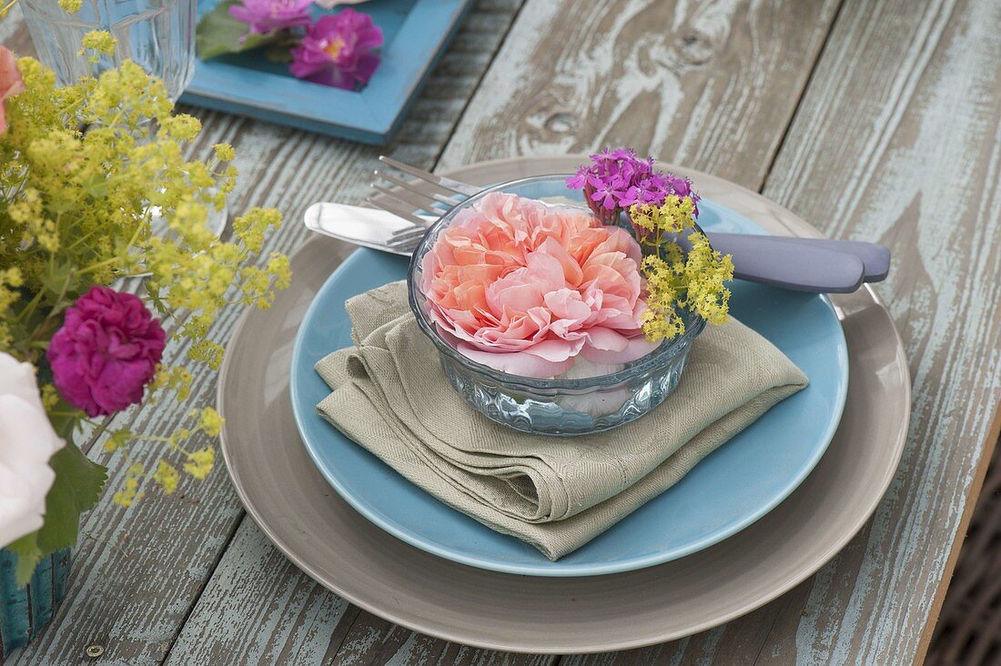 Table decoration with roses and lady's mantle