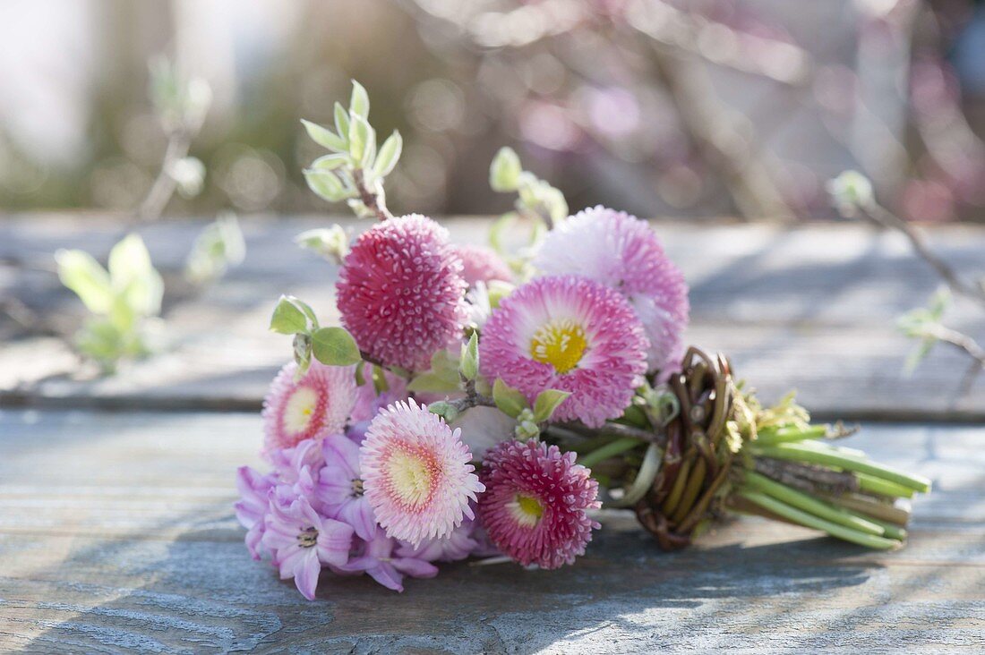 Kleiner Strauss aus Bellis (Tausendschön), Hyacinthus (Hyazinthe)