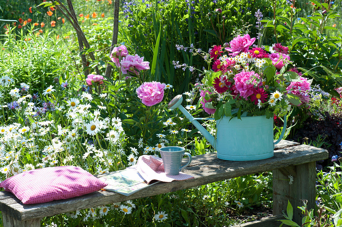 Paeonia (peony), Alchemilla (lady's mantle)