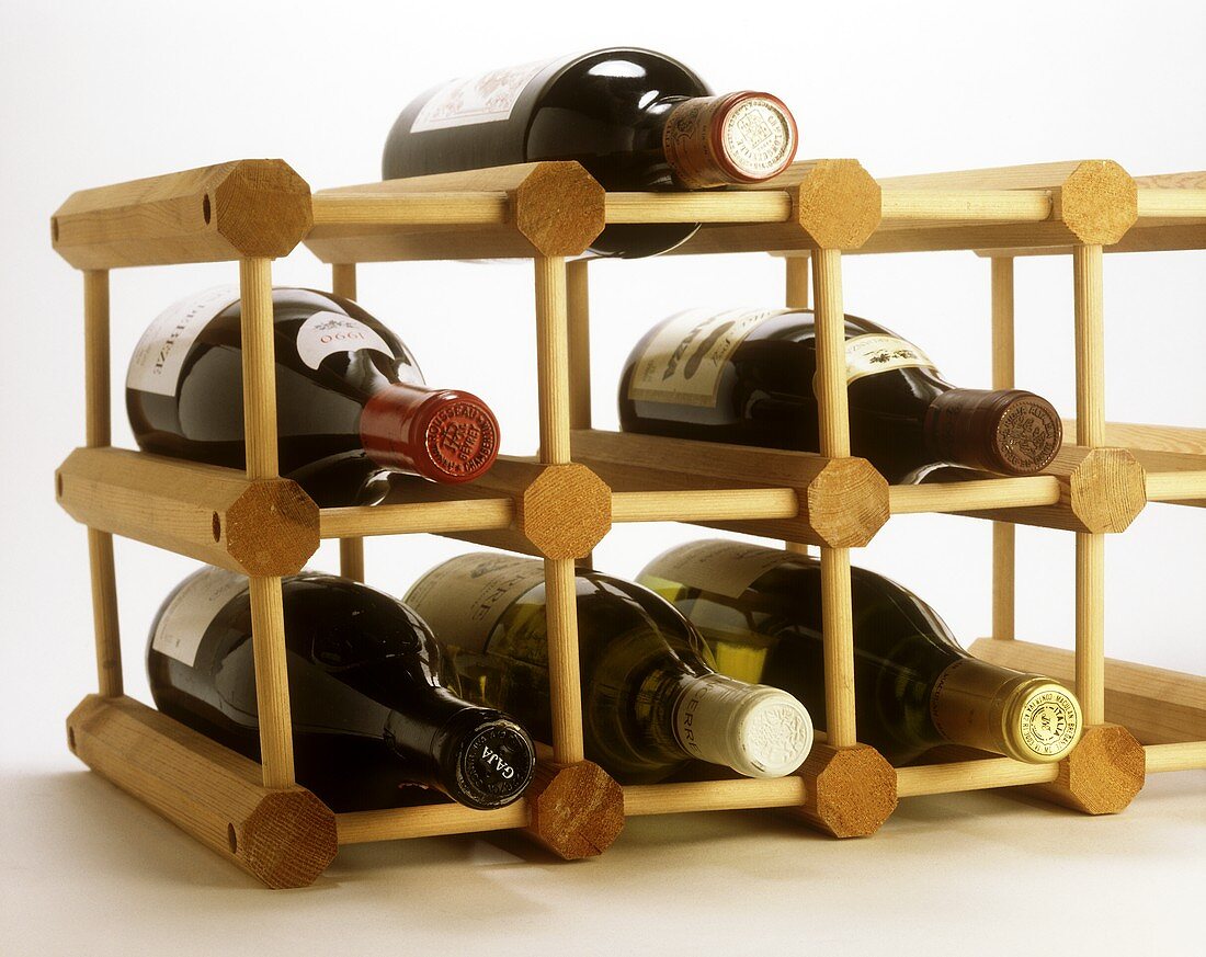 Weinregal mit sechs Flaschen für den privaten Weinkeller