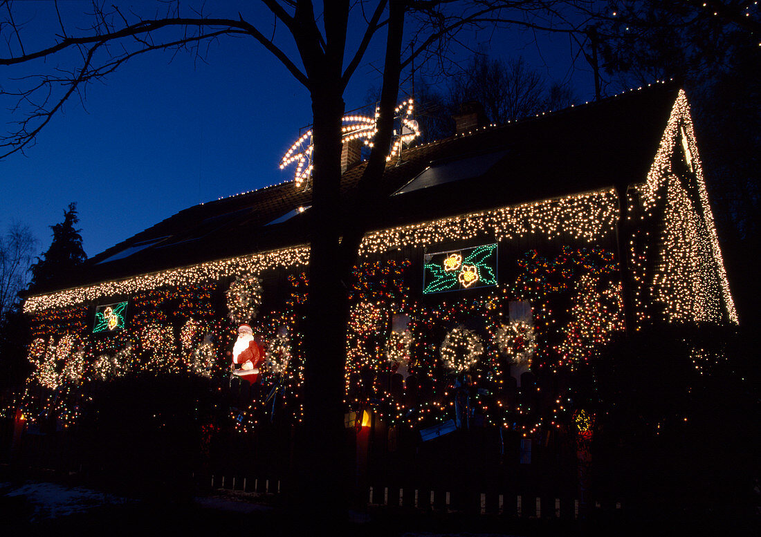 Weihnachtsbeleuchtung am Haus