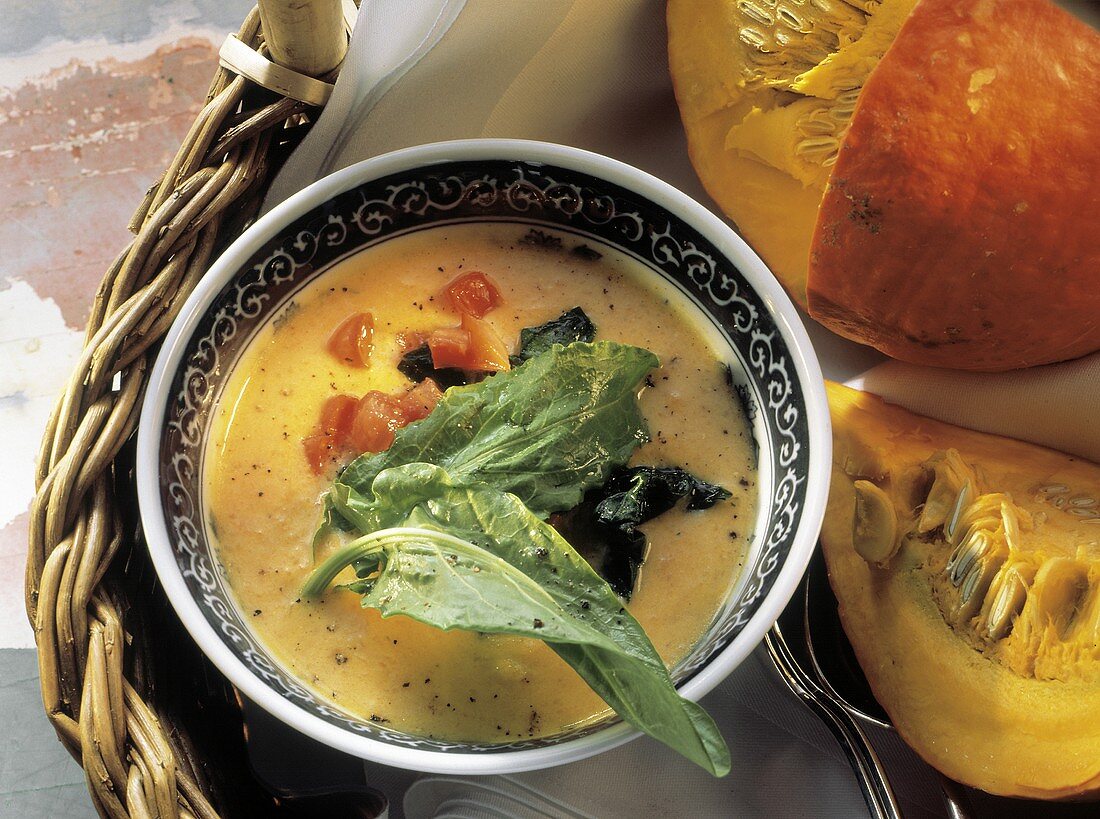 Ein Schälchen Kürbiscremesuppe mit Tomaten & Sauerampfer