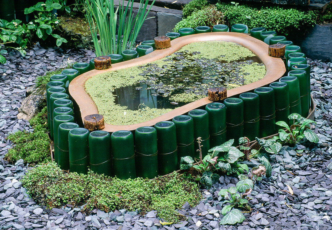Kleiner Teich in Plastikwanne, eingefaßt … – Bild kaufen – 12210599 ❘  Gartenbildagentur Friedrich Strauss