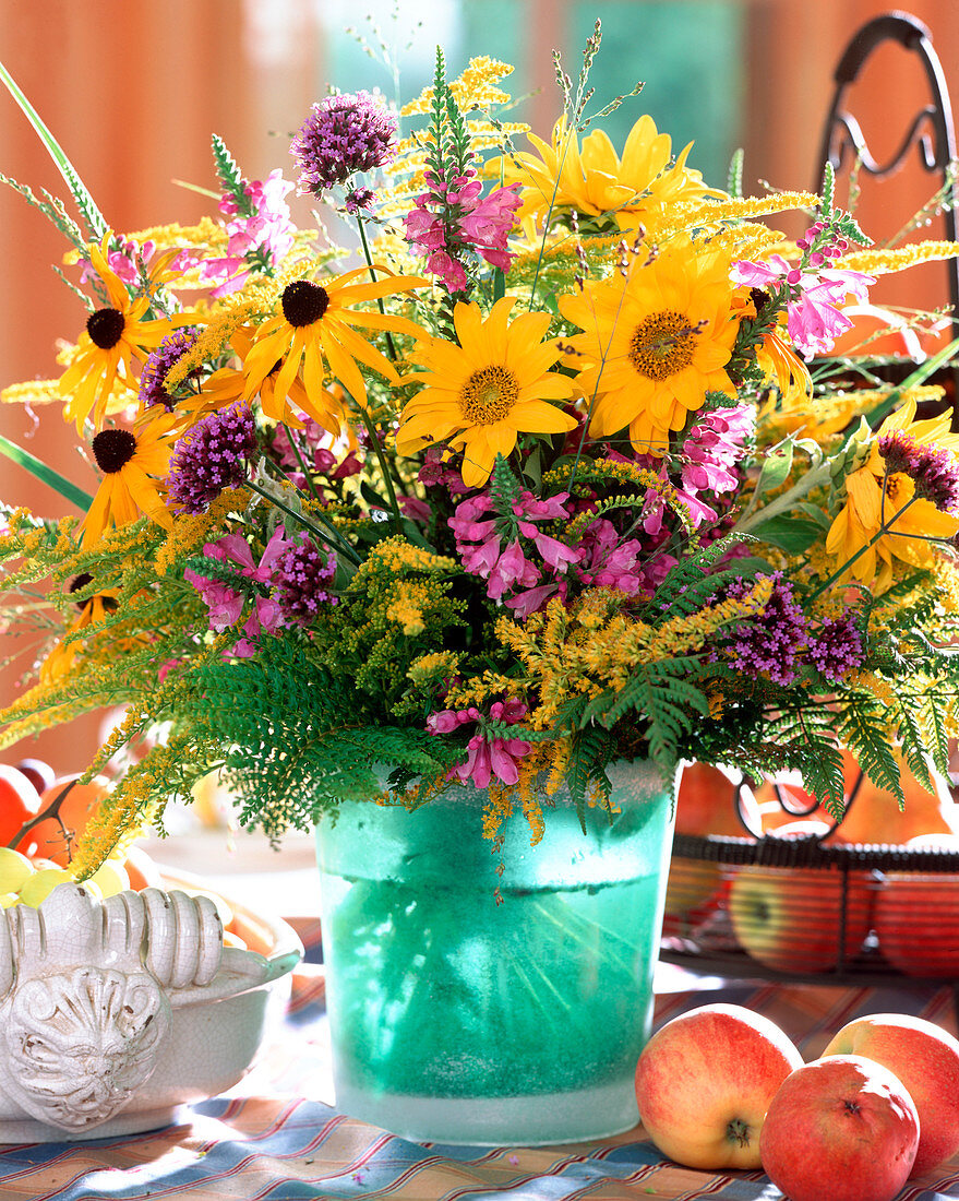 Strauß mit Rudbeckia, Solidago (Goldrute), Helianthus