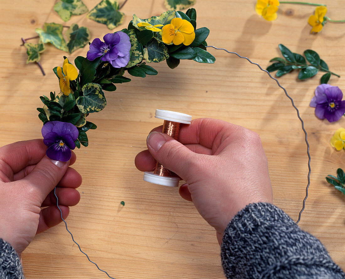 Binding plate wreath