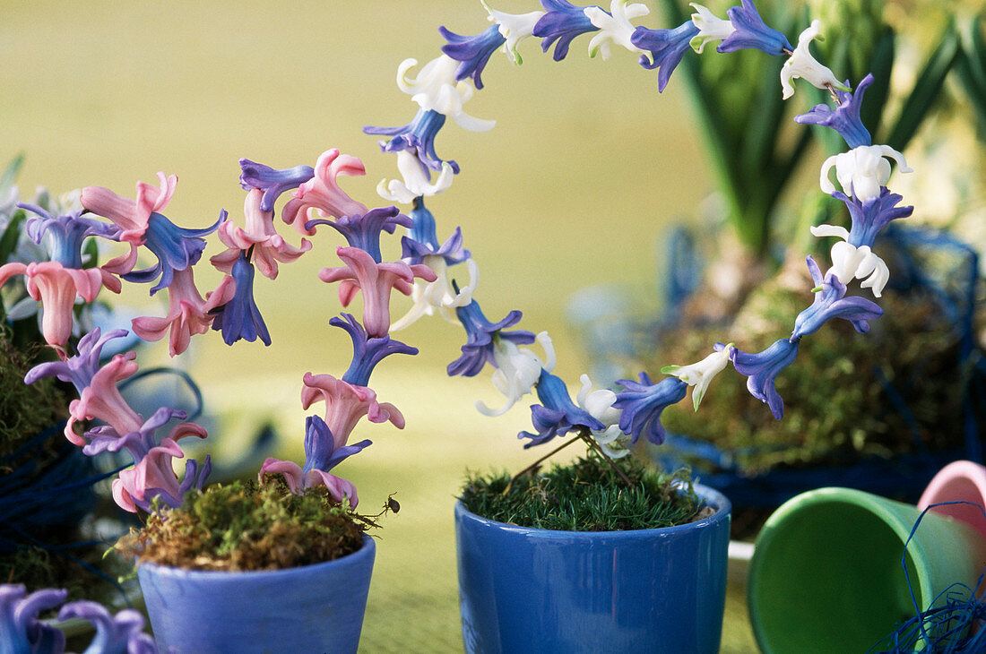 Drahtherzen mit aufgefädelten Hyazinthenblüten