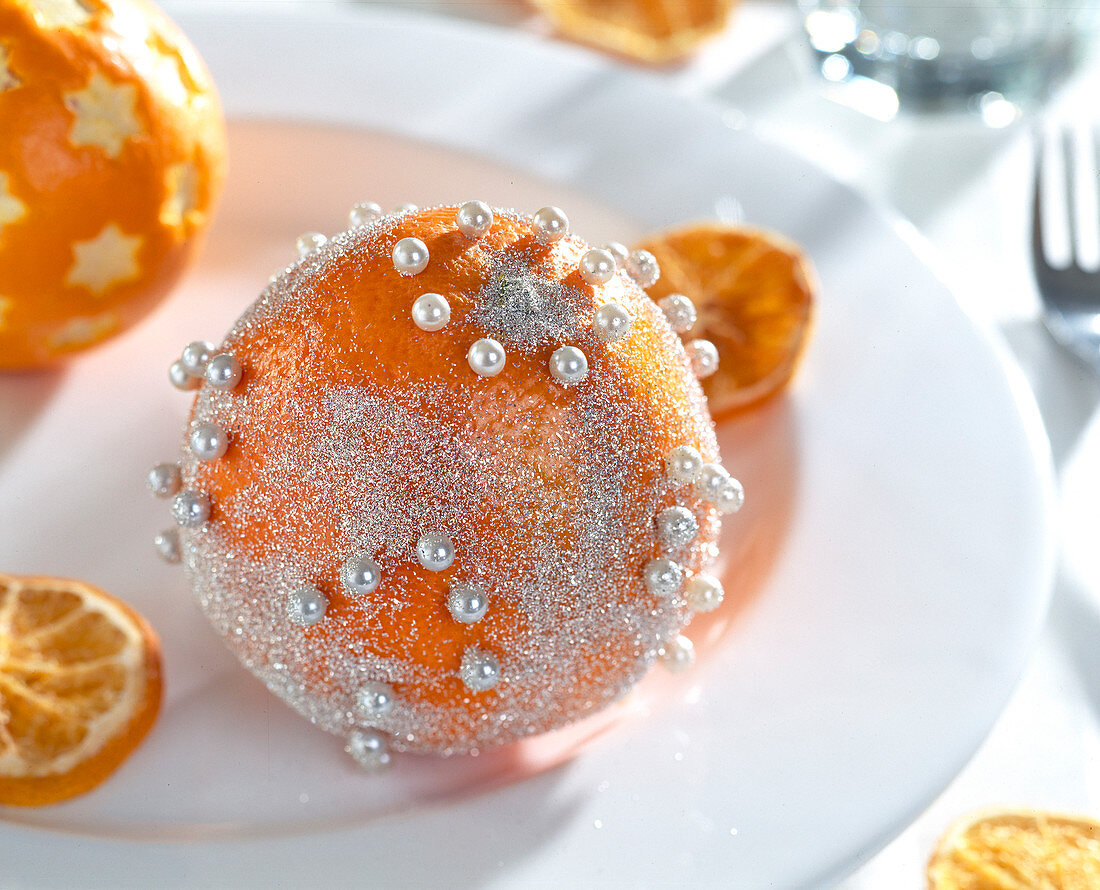Oranges as decoration: Oranges decorated with pearl pins and mica