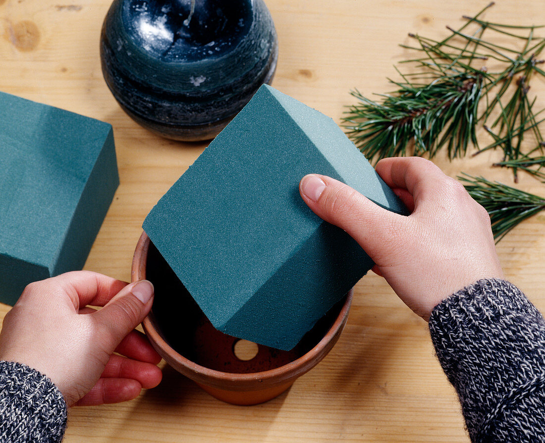 Advent arrangement made by yourself, 1st step. Fill clay pot with plugging sponge